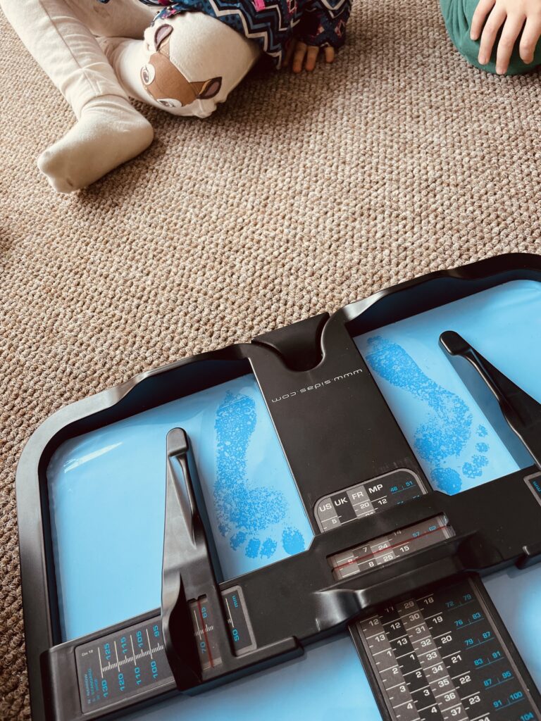 meranie noziciek v barefoot predajni uliate